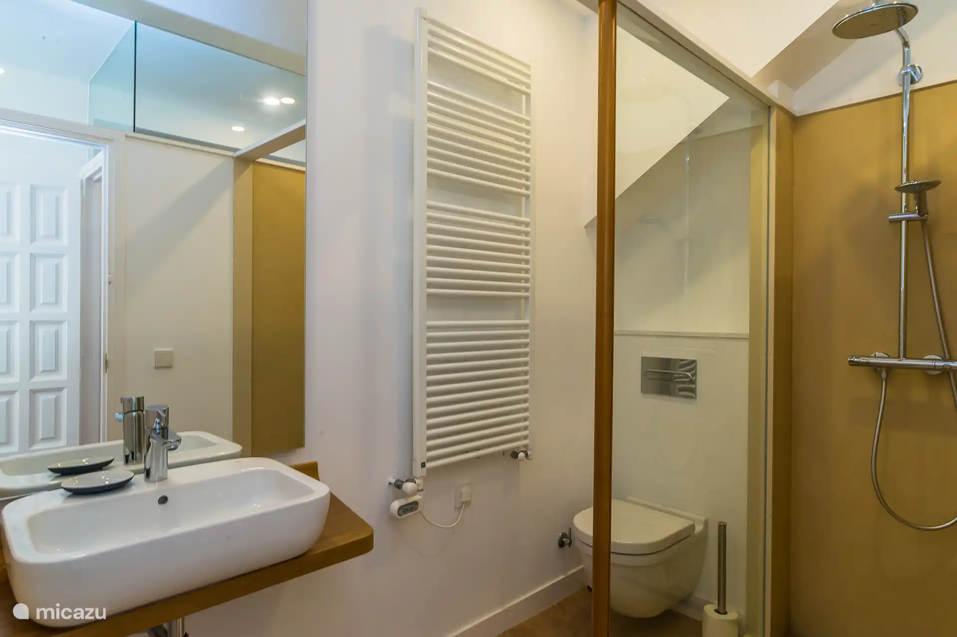 Eigen doucheruimte voor stapelbedden