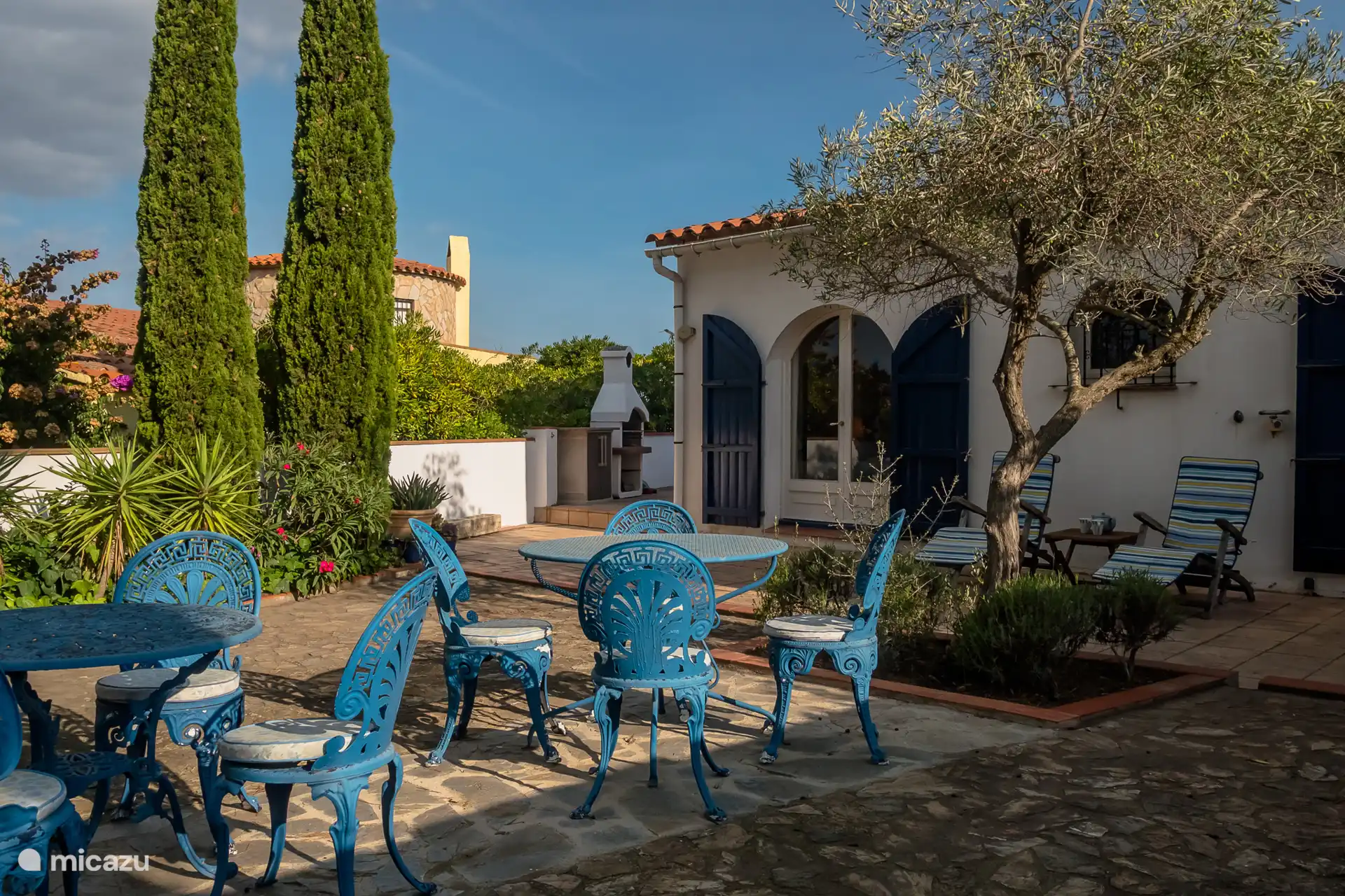 Terras - 2 slaapkamers leiden naar deze ruimte. 