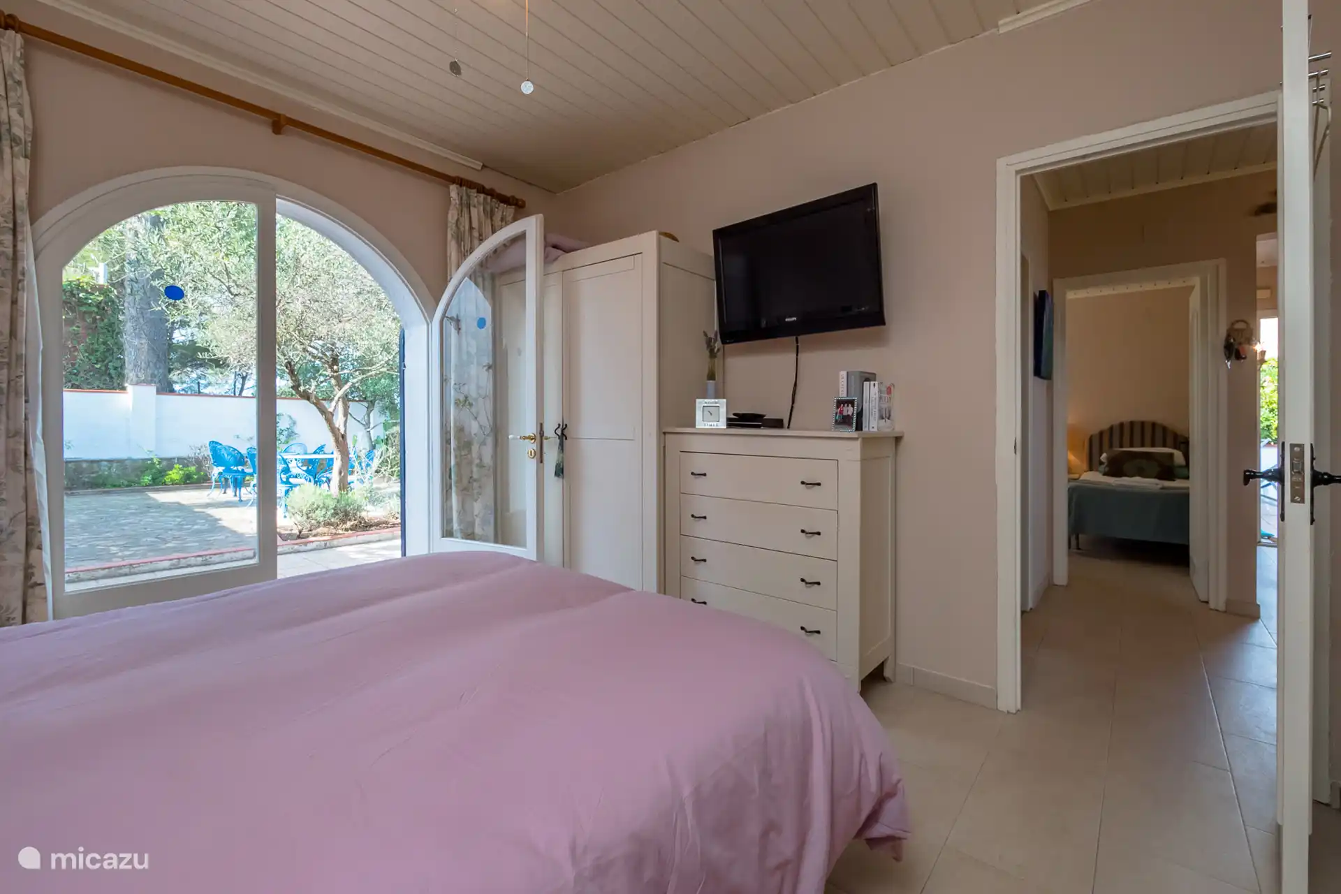 Slaapkamer op de bovenverdieping met een eigen douche