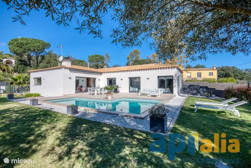 Comprar una villa en España, Costa Brava, Castell d'Aro – Casa de una sola planta con piscina