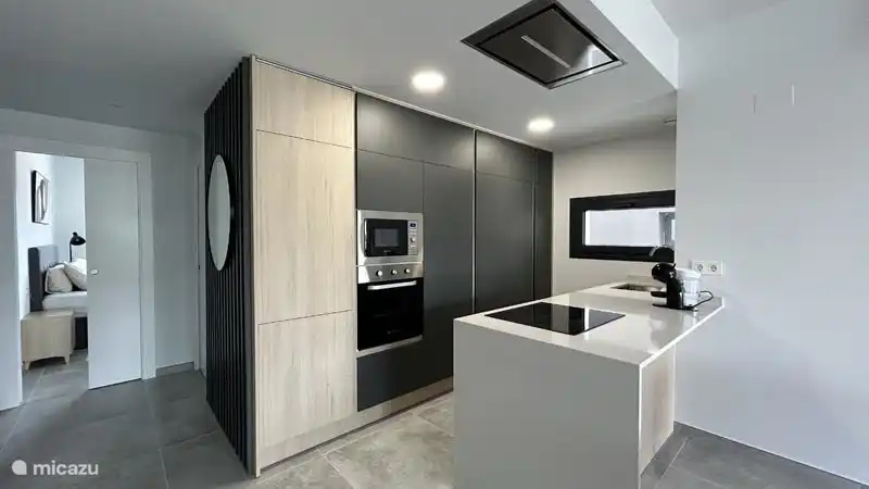 Die Küche ist mit modernen Geräten und einem umfangreichen Küchenbestand ausgestattet. 