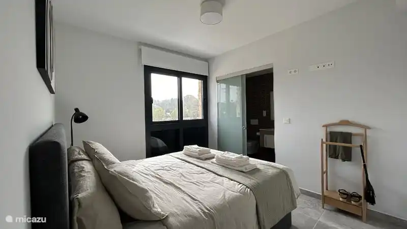 Das Zimmer mit dem Doppelbett hat ein eigenes Bad.