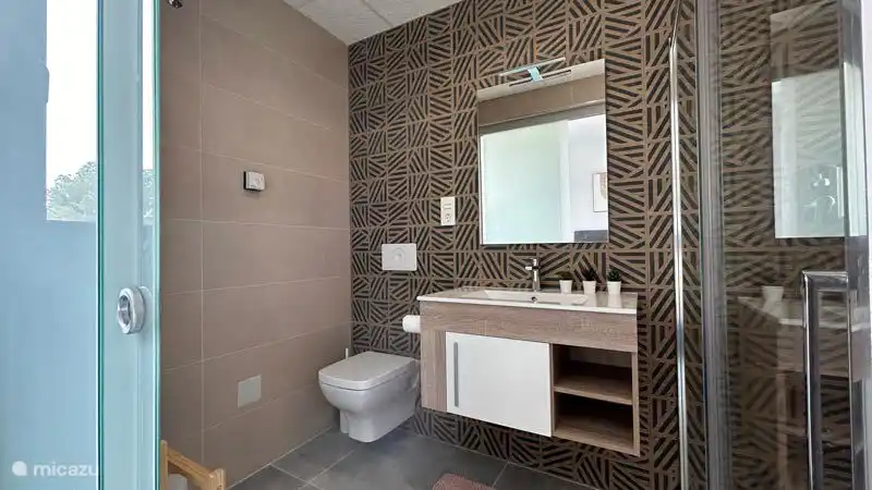 Beide Bäder verfügen über elektrische Fußbodenheizung, eine Toilette, ein Waschbecken und eine Regendusche. Außerdem gibt es reichlich Platz zum Stauraum.