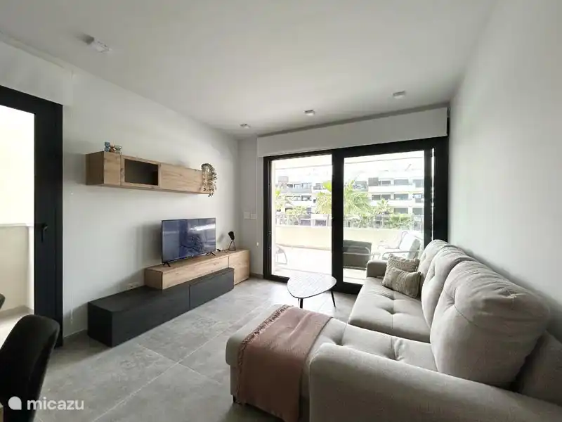 Der Sitzbereich ist mit einem Google TV ausgestattet und der Fernsehschrank enthält eine Vielzahl von Brettspielen. Auch Kinderspielzeug und -bücher wurden in Betracht gezogen. Abends kannst du die Wohnung mit warmem, stimmungsvollem Licht erhellen. 