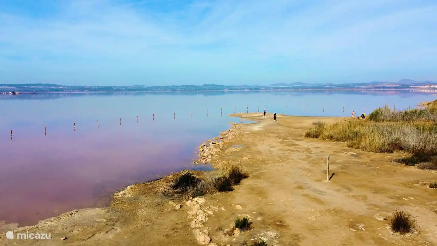 Einer der Salzseen. Ein wunderschönes Naturphänomen, das Sie unbedingt sehen müssen, wenn Sie die Region besuchen! Bevorzugst du den Pool? Nur 15 Autominuten von der Wohnung entfernt finden Sie einen großen Wasserpark, Aquopolis, mit Attraktionen für Jung und Alt.