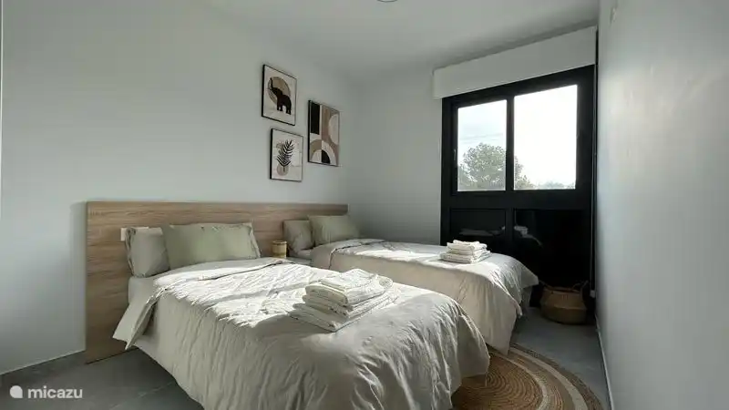 Die beiden getrennten Betten können zusammengeschoben werden. Der Raum kann durch die Jalousien innen oder elektrische Fensterläden außen verdunkelt werden. Ein gemütliches Nachtlicht sorgt für warmes Umgebungslicht. 