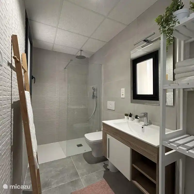 Beide Bäder verfügen über elektrische Fußbodenheizung, eine Toilette, ein Waschbecken und eine Regendusche. Außerdem gibt es reichlich Platz zum Stauraum.