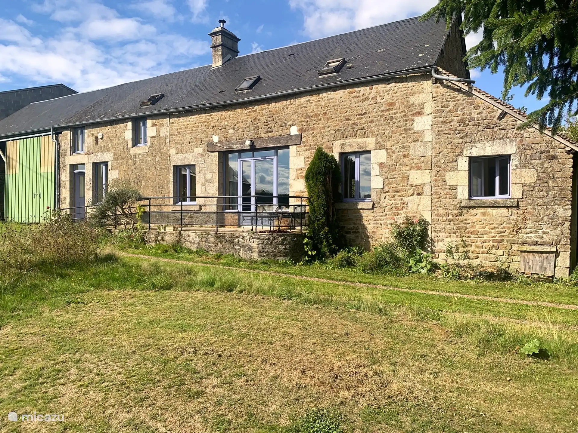 Comprar una casa vacacional en Centro-Valle del Loira , Francia – Propiedad de piedra con estanque encantador
