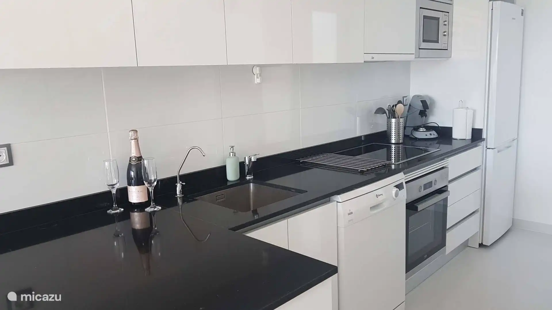 Keuken met alle apparatuur