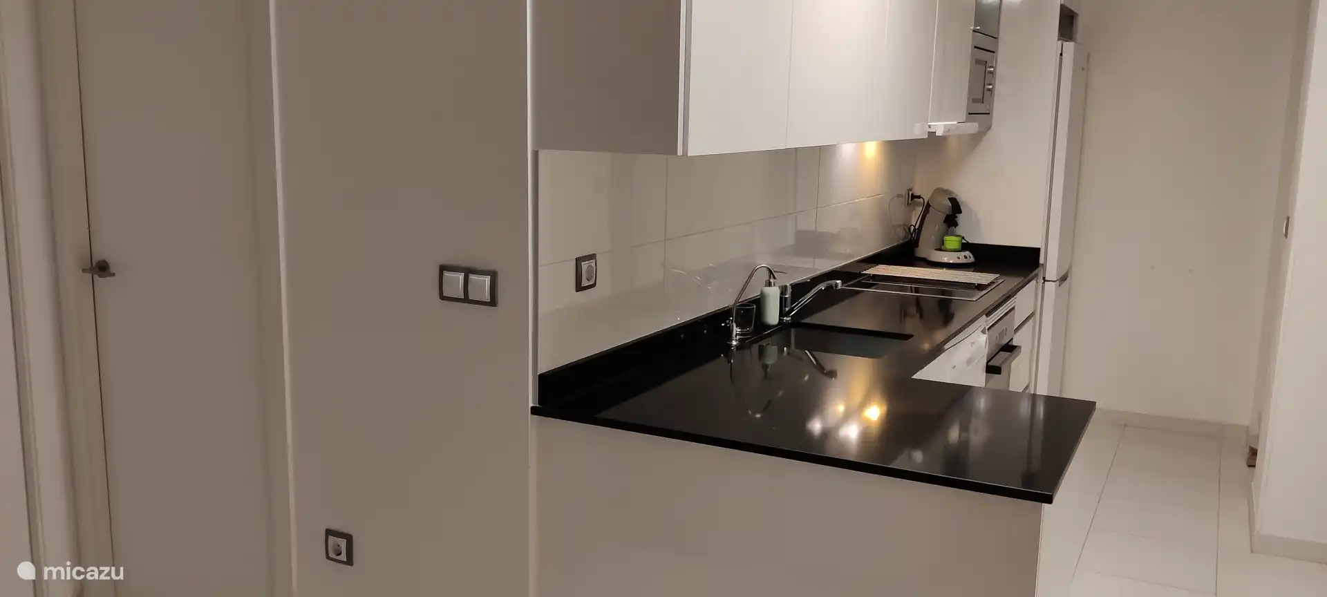 Keuken met alle apparatuur en Osmose apparatuur voor schoon drinkwater