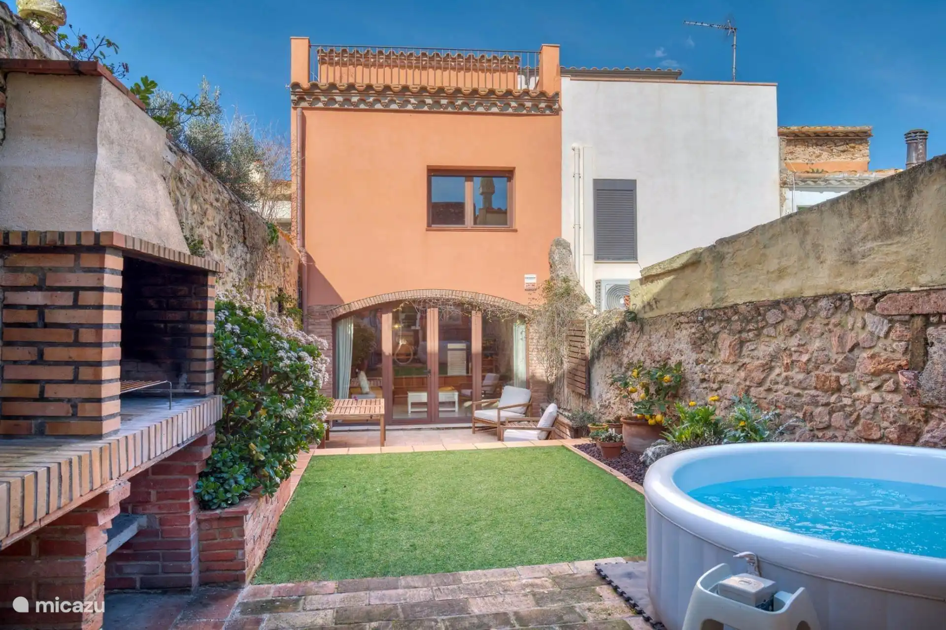 geschakelde woning kopen in Spanje, Costa Brava, Sant Feliu de Guíxols –  Gerenoveerde dorpswoning met patio
