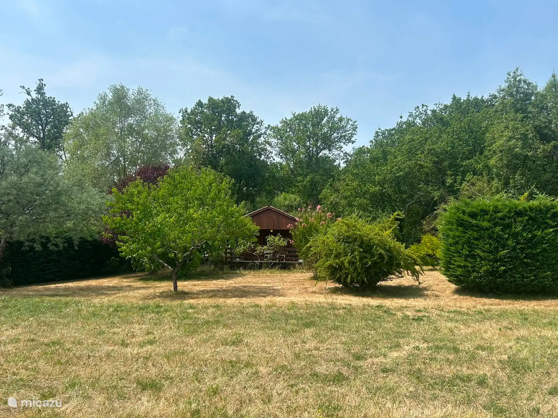 Foto desde el campo hacia casa y jardín