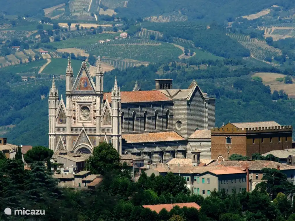 Zicht op de Duomo de Orvieto. Eén van de mooiste kathedralen van Italië.