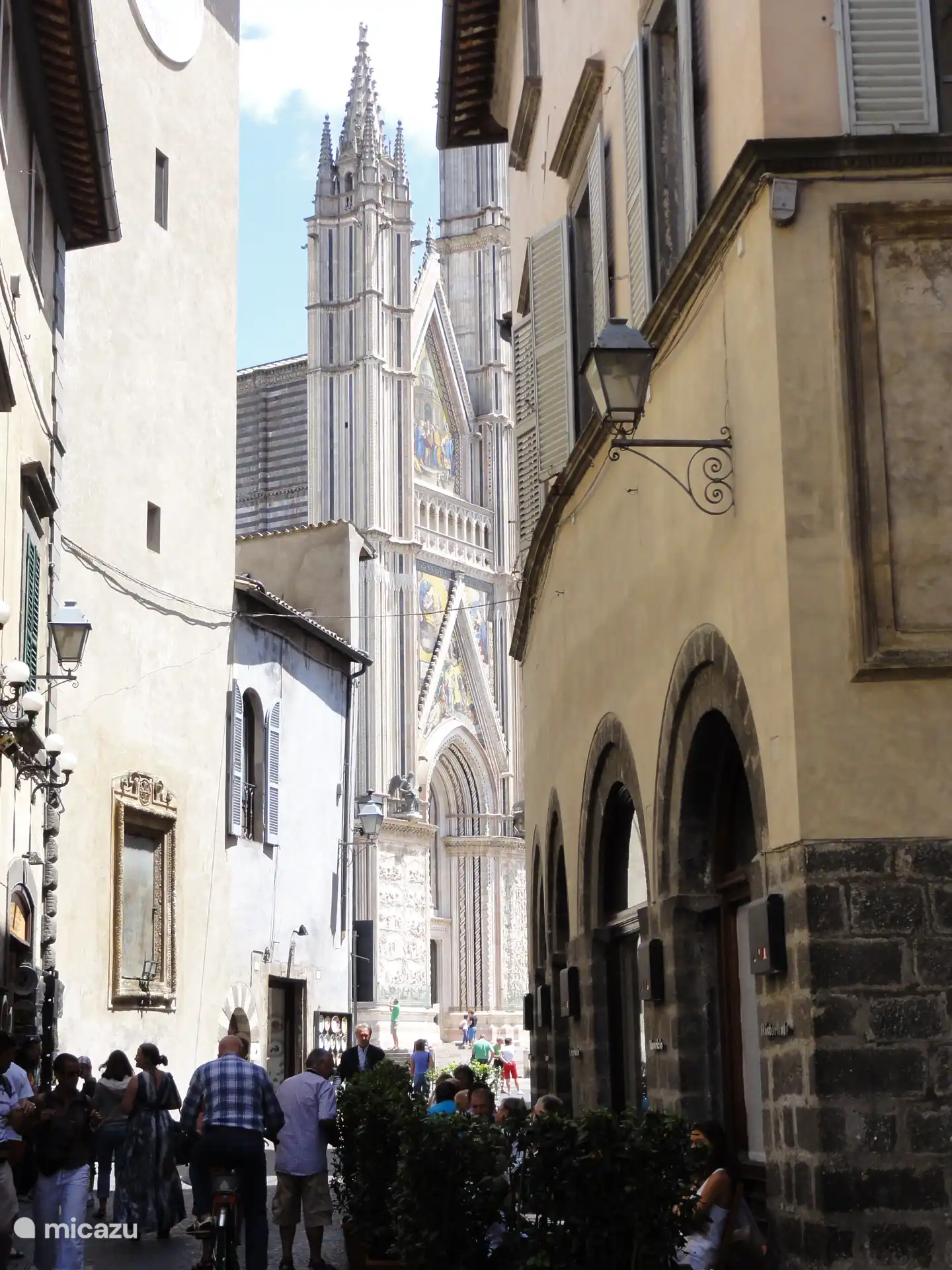Duomo de Orvieto gezien vanaf de via del Duomo.