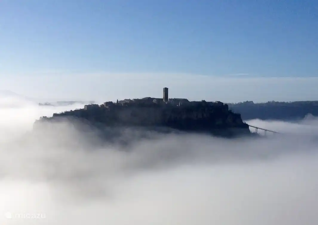Uitzicht op Civita de Bagnoregio  piazza San Giovanni Battista.