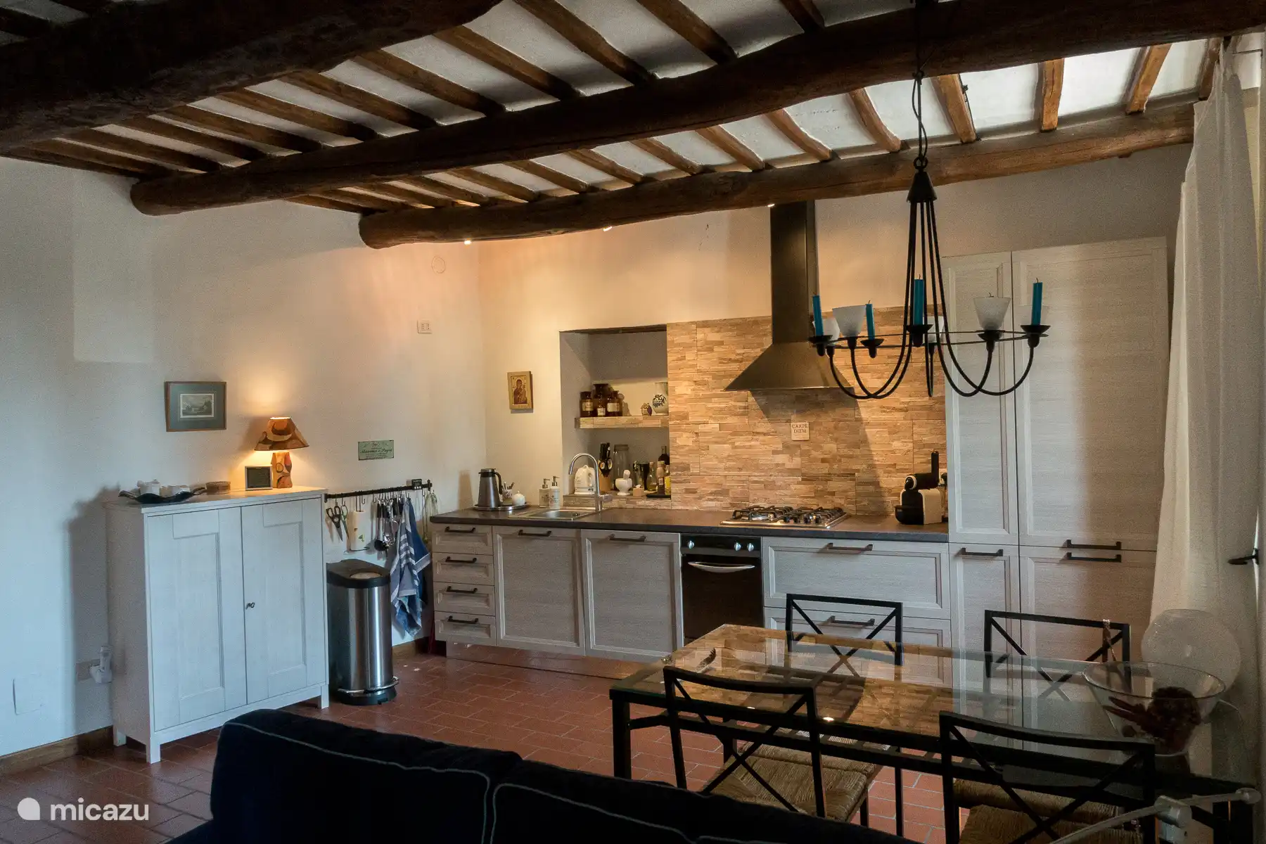 Living eerste verdieping met open keuken,