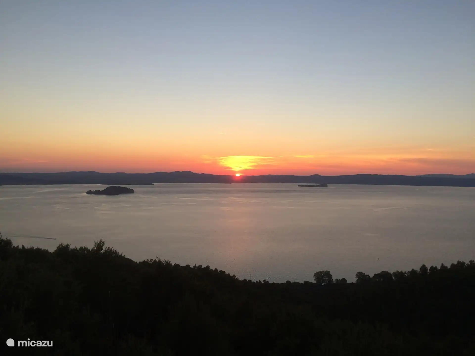 Zonsondergang boven het meer van Bolsena.