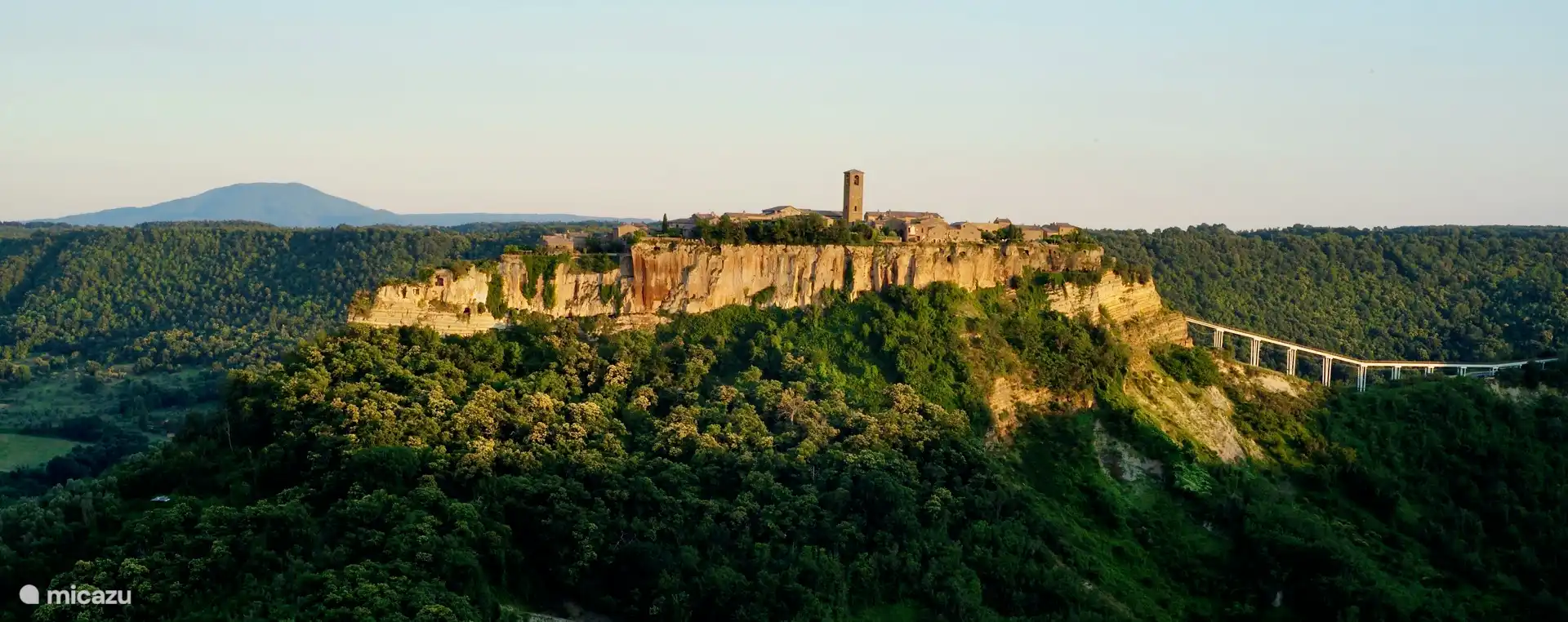 Uitzicht op Civita de Bagnoregio van piazza San Giovanni Battista