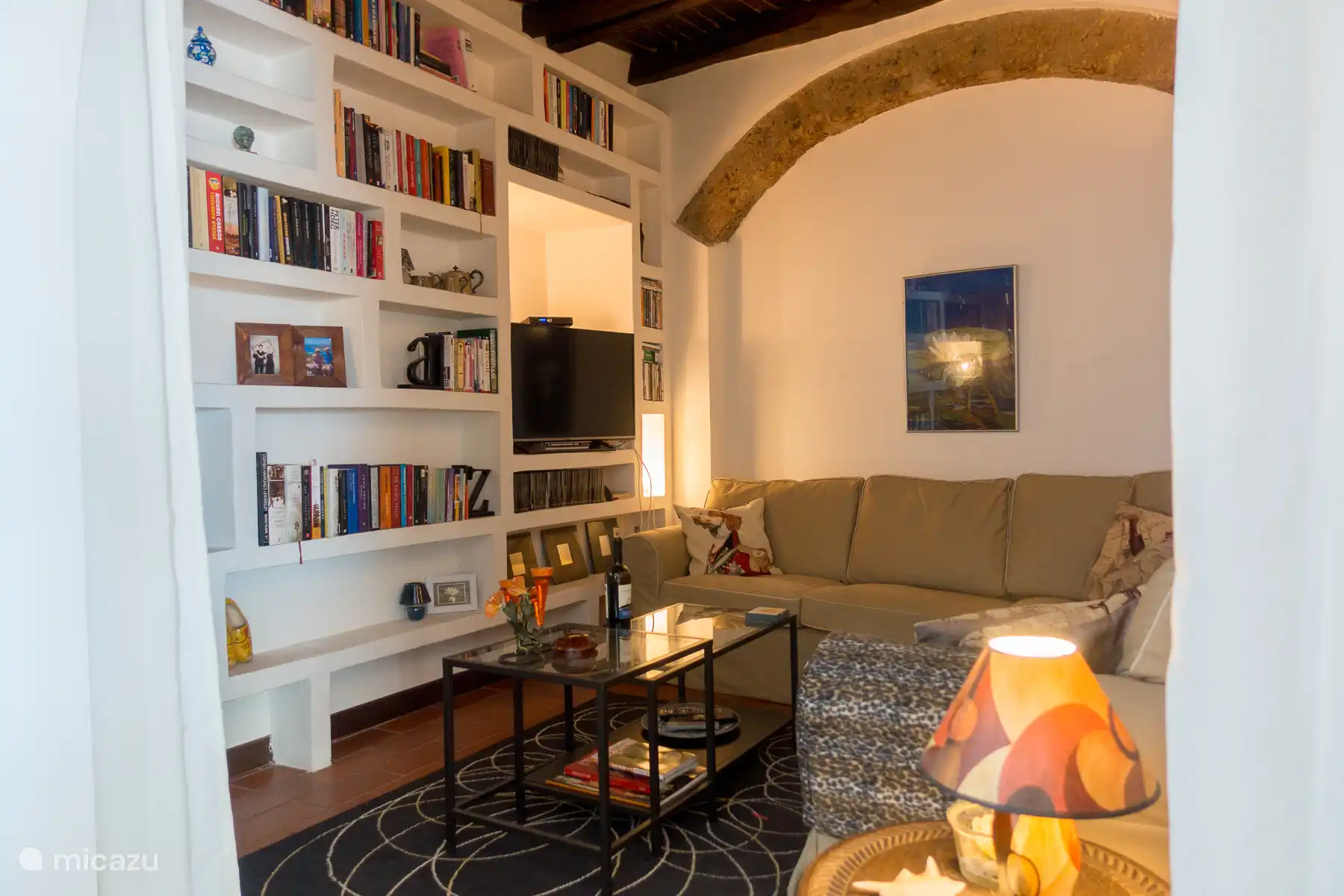 Bibliotheek t.v.kamer met slaap-hoekbank
