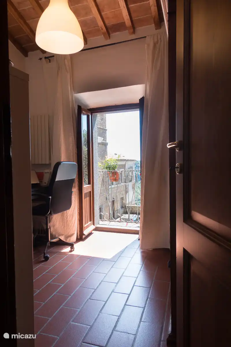Slaapkamer 2 / kantoor met balkon.