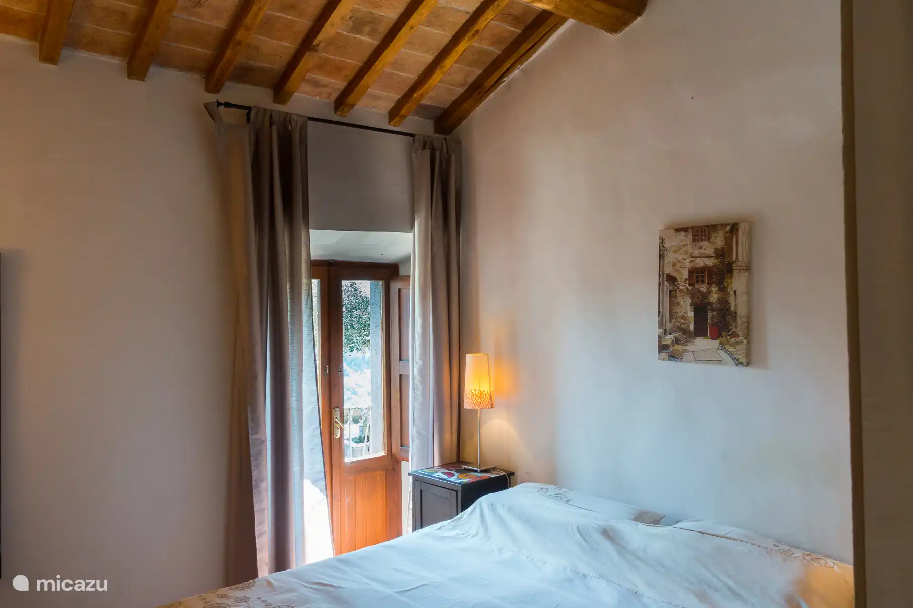 Slaapkamer 1 met balkon en inbouwkasten.