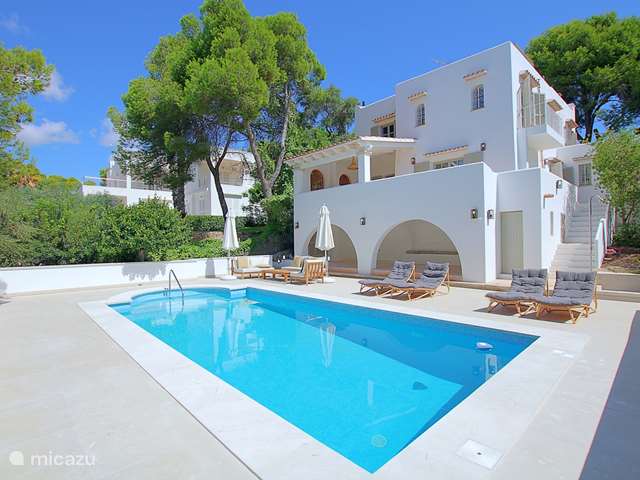 Comprar una casa de vacaciones en España – villa Villa en primera línea Cala d'Or 