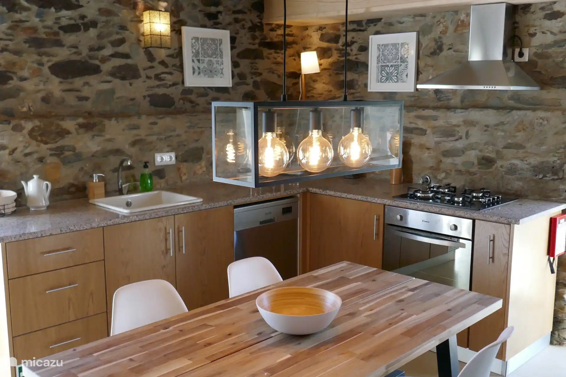 Casa Escola velha - dining room and kitchen
