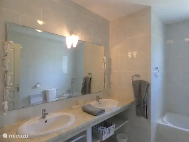 Acheter une villa | France, Hérault, Montouliers - Villa Aquamarin ***** Salle de bain 1