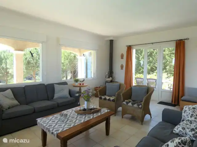 Acheter une villa | France, Hérault, Montouliers - Villa Aquamarin ***** Salon avec porte donnant sur la terrasse ouest