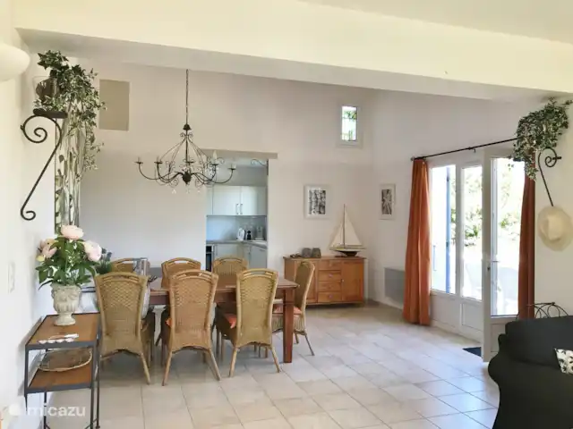 Acheter une villa | France, Hérault, Montouliers - Villa Aquamarin ***** Salle à manger avec cuisine derrière