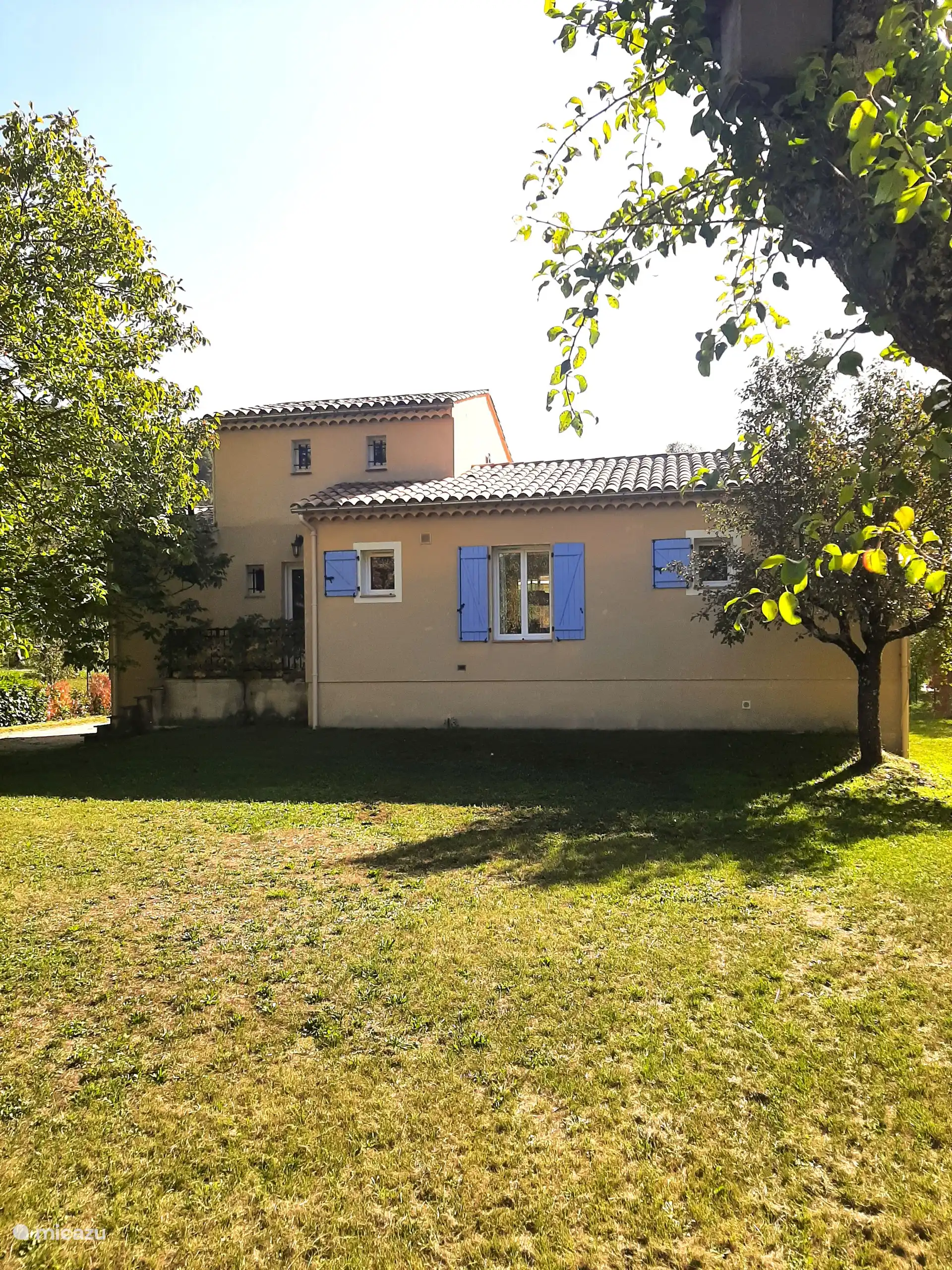 Rear view, large rear entrance. PLEASE NOTE: Possibility to create a Bed & Breakfast, with private entrance! 