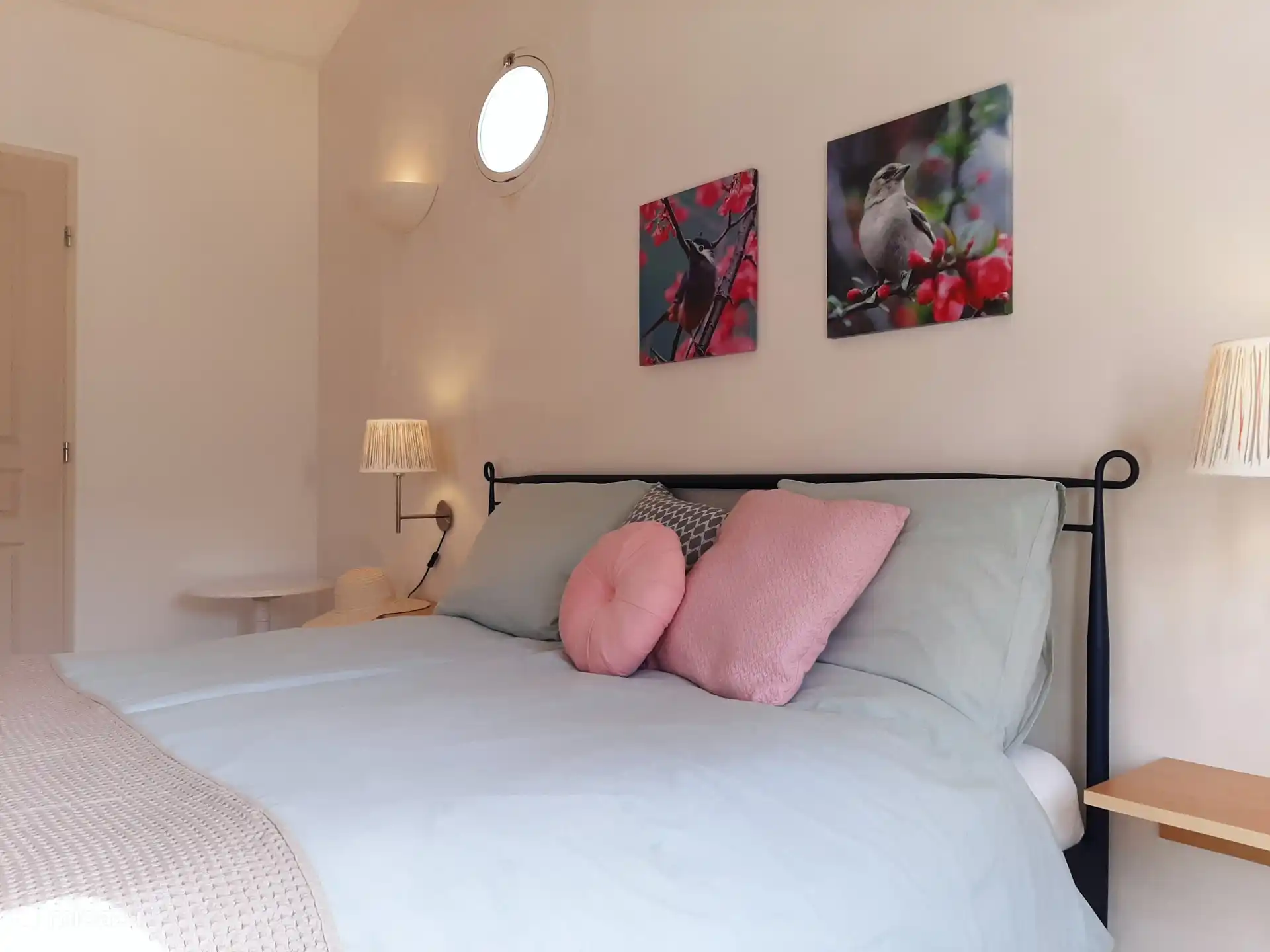 Large bedroom with bathroom, 1st floor. PLEASE NOTE: Possibility to create a Bed & Breakfast, with private entrance! 