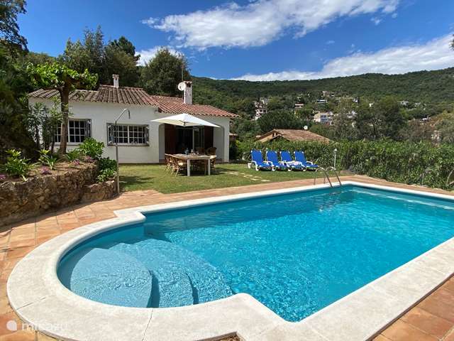 Buy a holiday home in Spain, Costa Brava – villa Villa Pacha Calonge