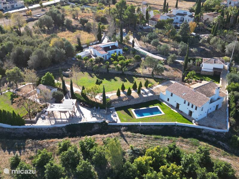 Luxuriöse freistehende Villa mit Swimmingpool