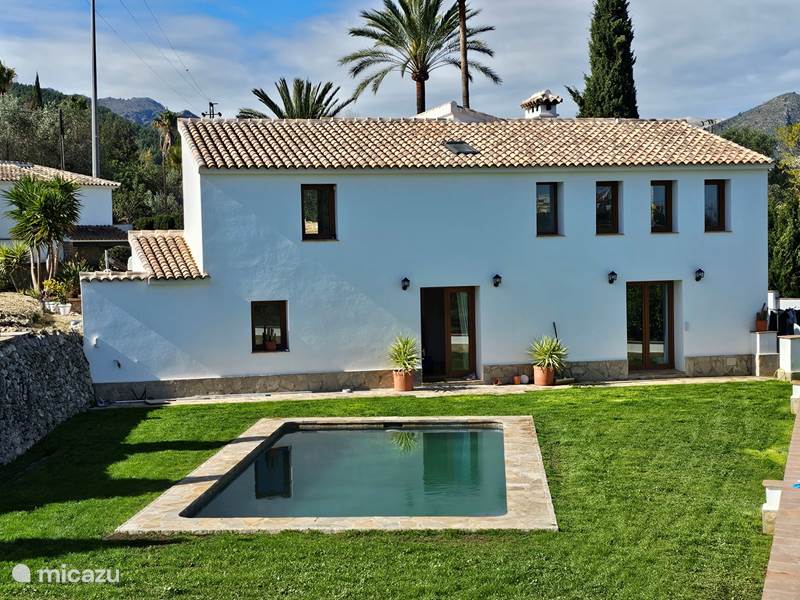 Luxuriöse freistehende Villa mit Swimmingpool