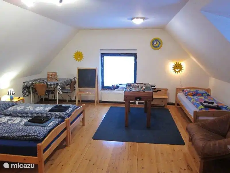 Amplio dormitorio arriba.