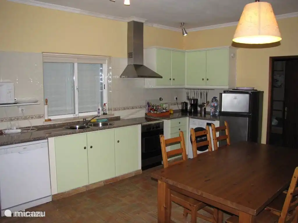 Complete keuken met electrisch koken, oven, combi magnetron, wasmachine, vaatwasmachine, koel-vrieskast. In een aparte ruimte ook een condensdroger.