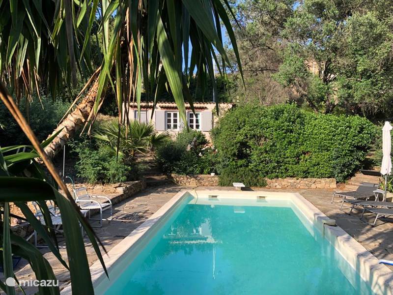 Villa met studio, tuin en zwembad