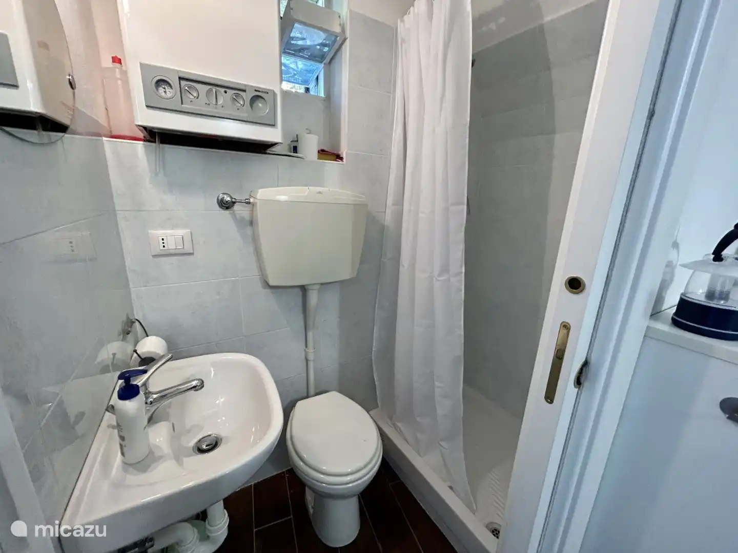 Gästezimmer Badezimmer mit Dusche, WC, Waschbecken und Kombiboiler