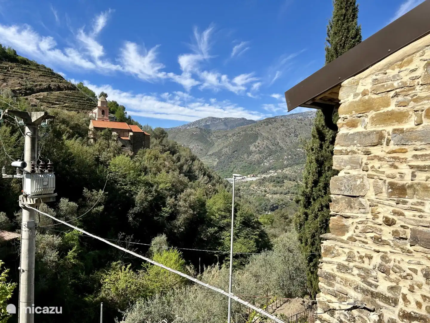 Blick vom Balkon auf die Kirche San Lorenzo und das Roya-Tal