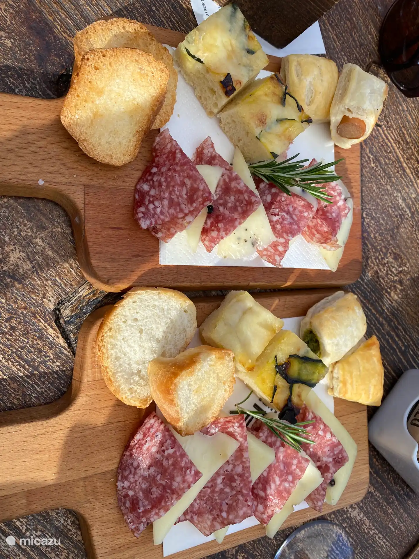 Aperitif mit italienischer Snackplatte. Hallo!