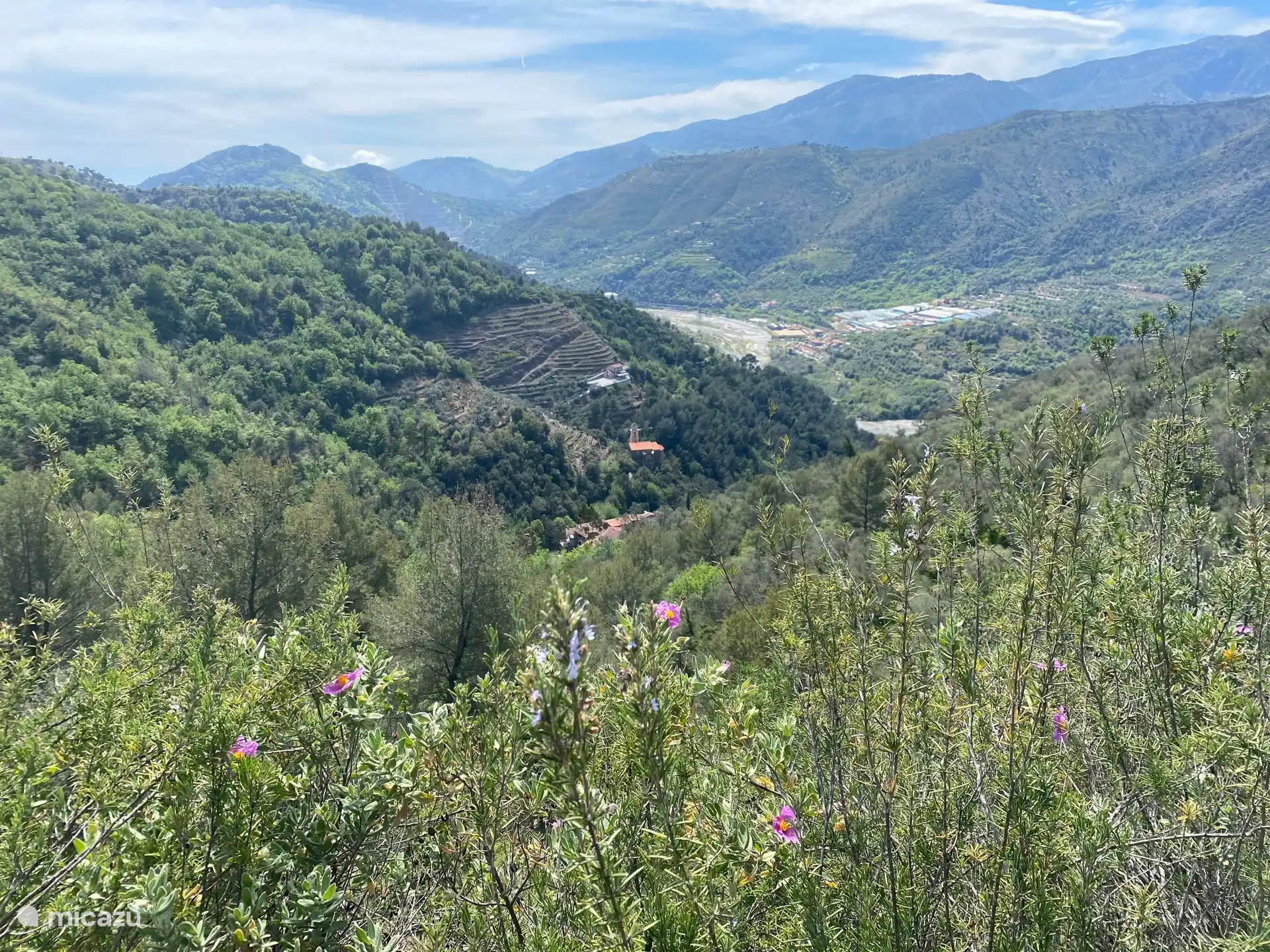 Blick auf das Roya-Tal mit dem Dorf Verrandi darunter