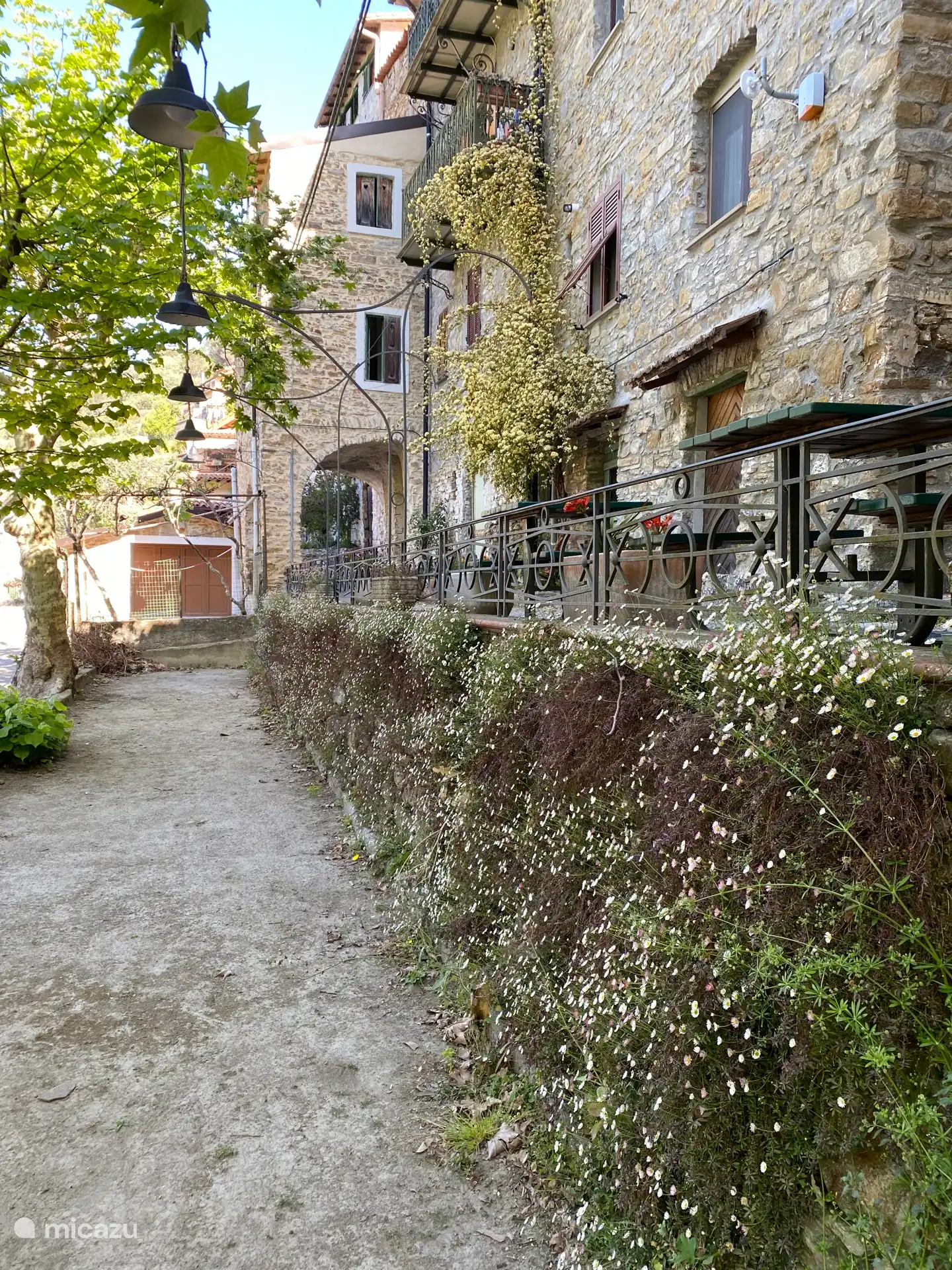 Dorfplatz mit Bouleplatz unter der Wohnung