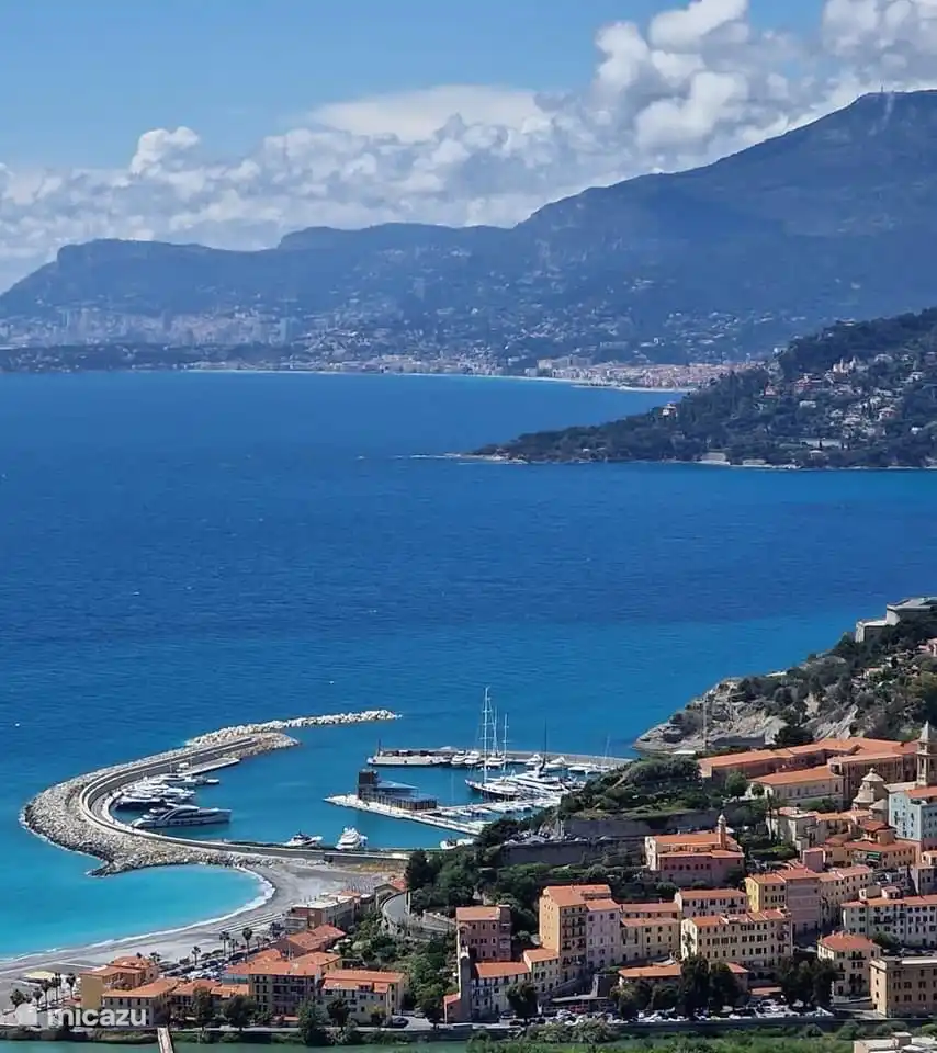 Der kreisförmige Hafen von Ventimiglia mit Menton und Monte Carlo im Hintergrund