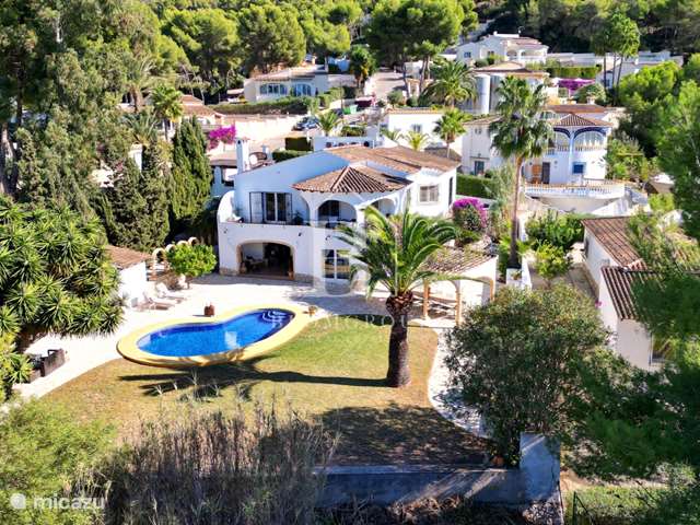 Buy a holiday home in Spain, Costa Blanca – villa Charming villa Moraira Paichi
