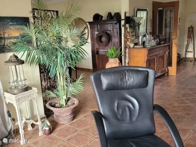 Comprar una villa en España, Costa Blanca, Alfáz del Pi - Villa Naranjo Vista desde la sala de estar al comedor