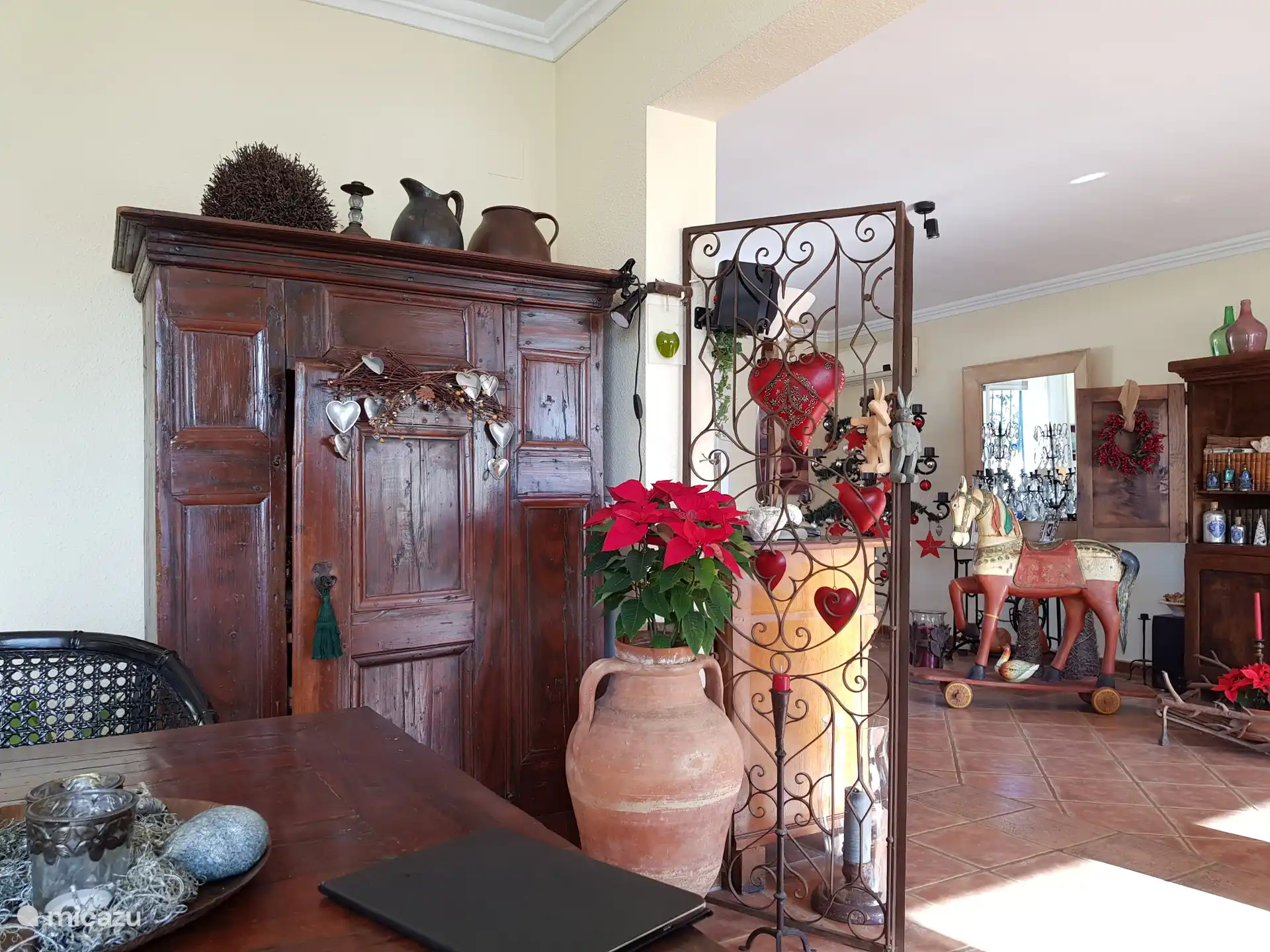 Blick vom Esszimmer in das Wohnzimmer