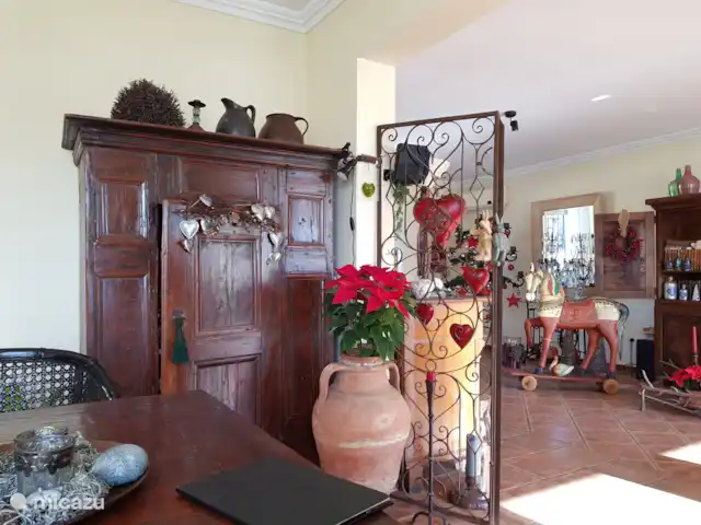 Comprar una villa en España, Costa Blanca, Alfáz del Pi - Villa Naranjo Vista desde el comedor a la sala de estar