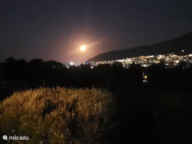 Comprar una villa en España, Costa Blanca, Alfáz del Pi - Villa Naranjo Vista desde el balcón por la noche