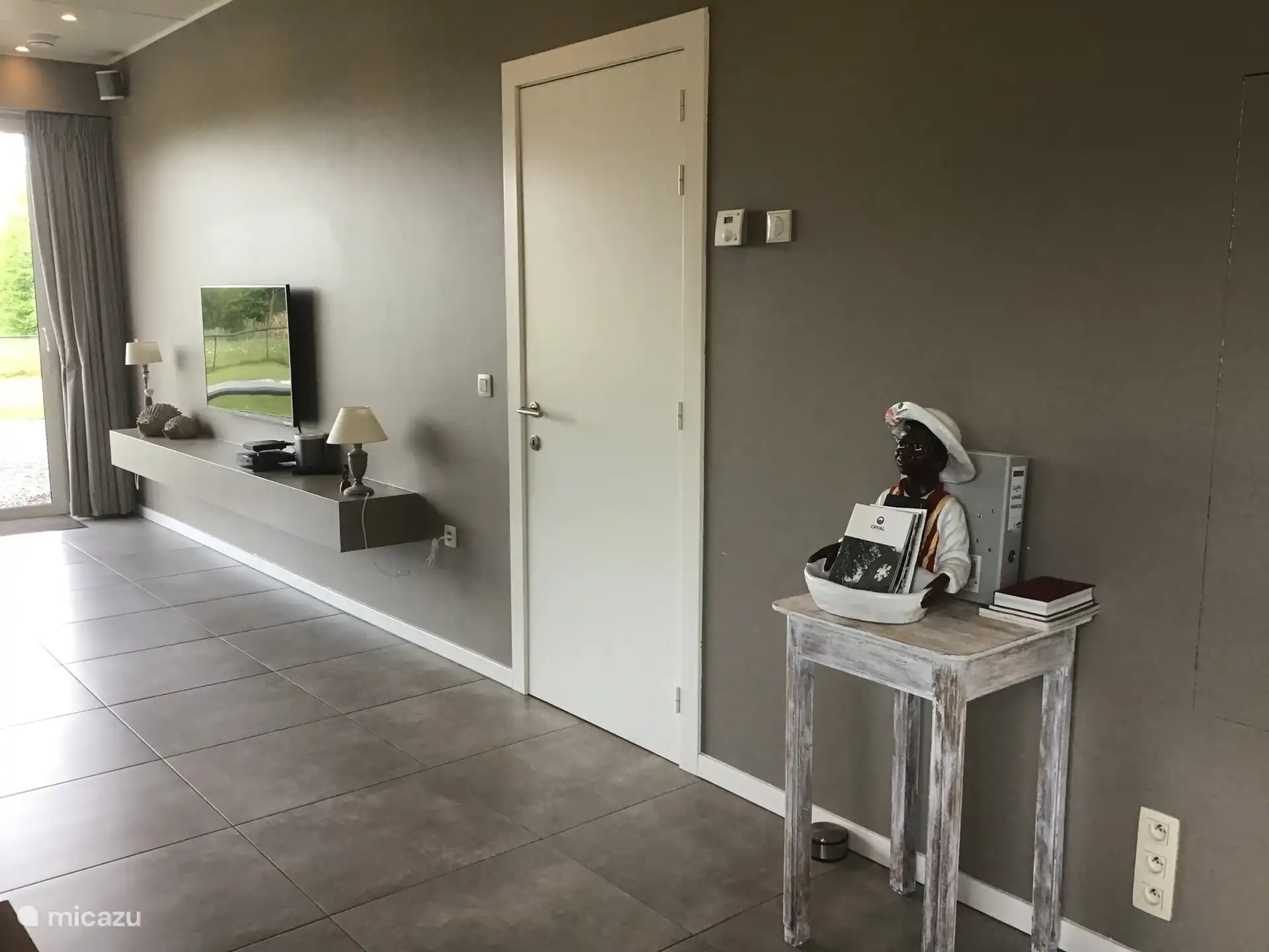 Deur living naar inkomhal.